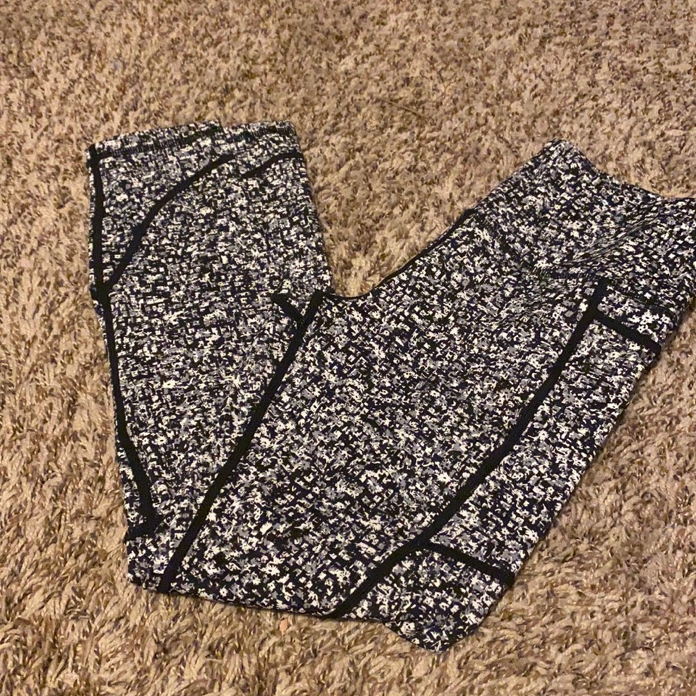 EUC zyia soft and snug pocket leggings. Capri length.